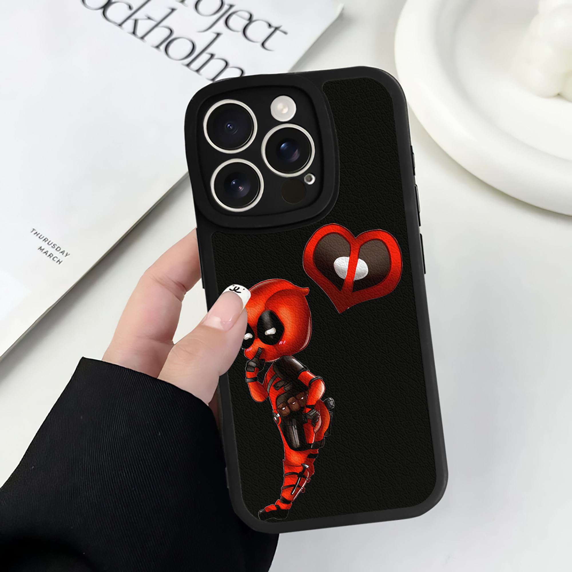 （画像用） Deadpool デッドプール 【iPhone 16シリーズ対応】シリコンスマホケース（レザー調） 材質：シリコン